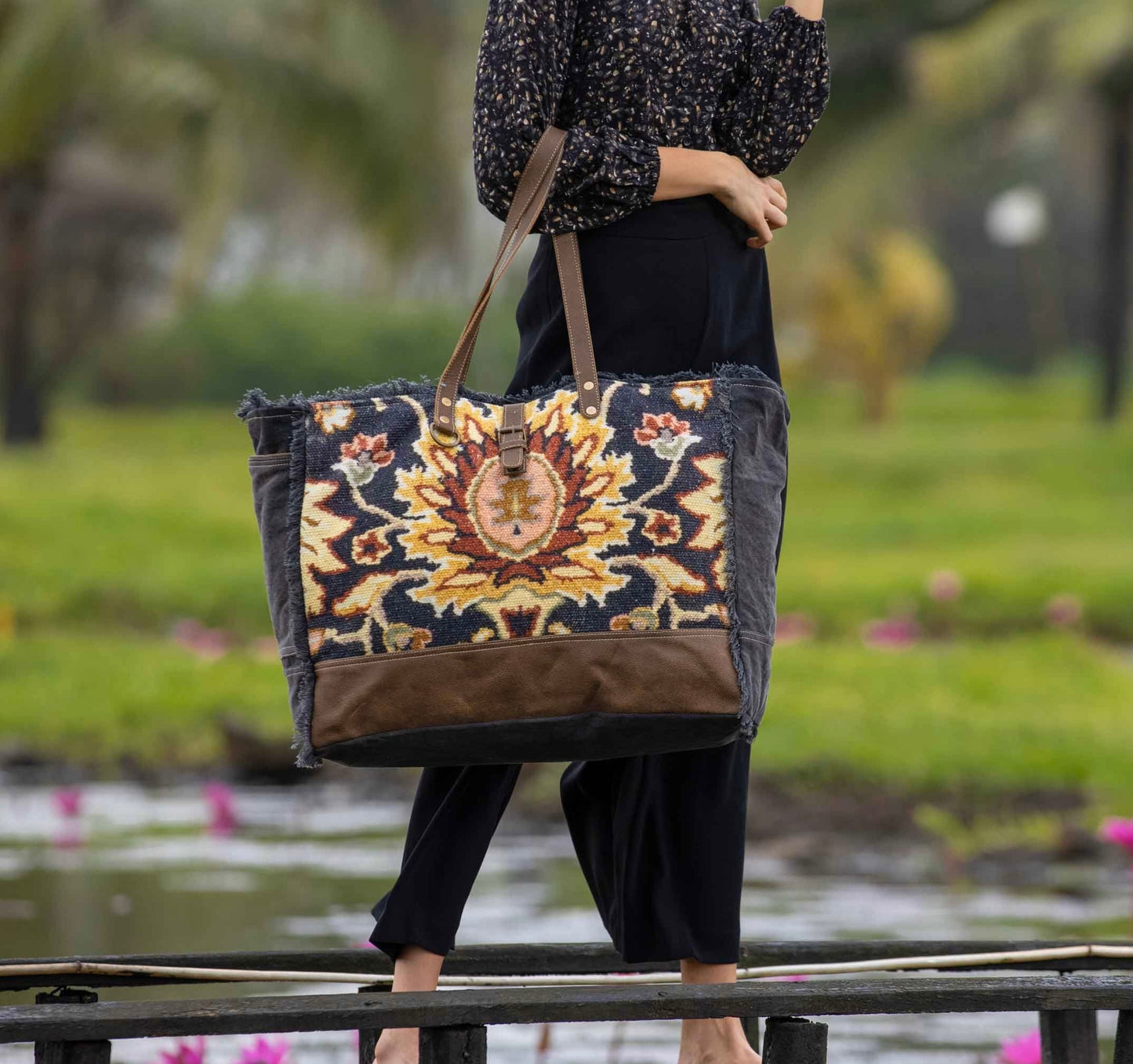 BLACK FERN WEEKENDER BAG